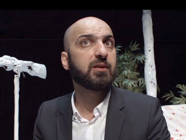 De stad en haar verhalen in het theater van Sadettin Kırmızıyüz