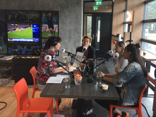 Stand.nl: Het vrouwenvoetbal wordt eindelijk écht serieus genomen