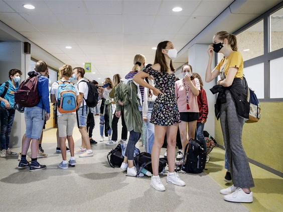 Stand.nl: Er moet een mondkapjesplicht komen op middelbare scholen