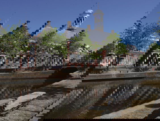 Mai Verbij staat bij Het Keerpunt in Dokkum