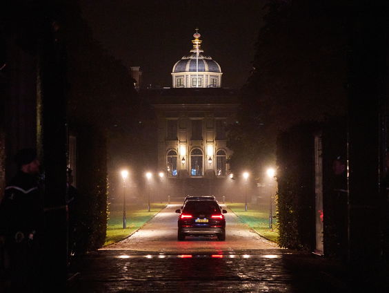 Koninklijke familie na paar uur terug van vakantie