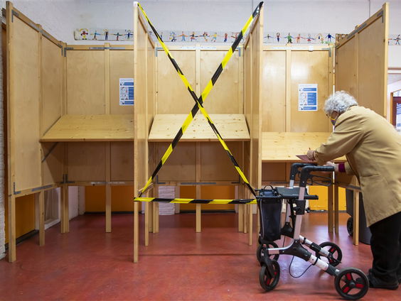 Politiek verslaggevers Ewoud Kieviet (NOS) en Marloes Lemsom (EenVandaag) over hún 2021