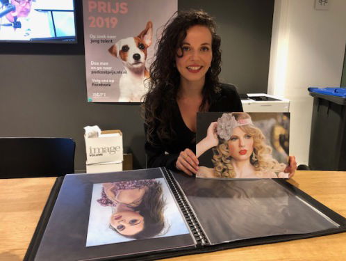 Rajacenna kan tekenen met twee handen