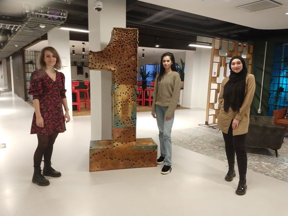 Esra Günaydin deelt met twee anderen voedselpakketten uit tijdens de ramadan