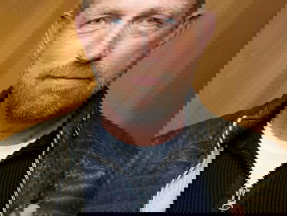 Kunststof - Harm Edens, presentator en tekstschrijver