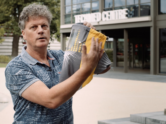 Voetbalmaskers voor supporters moeten stadions weer vol krijgen