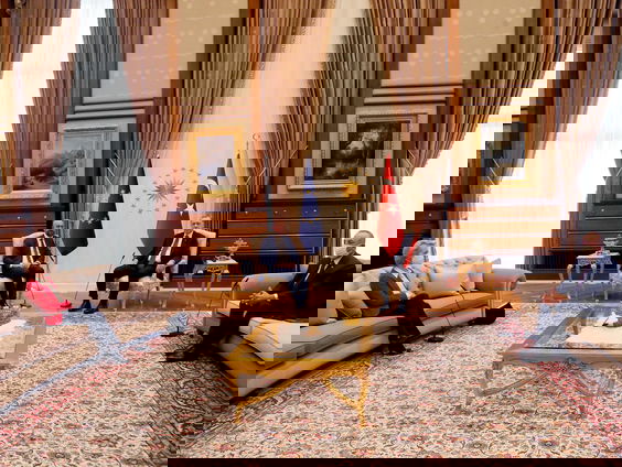 Over stoelen, banken en symboolpolitiek