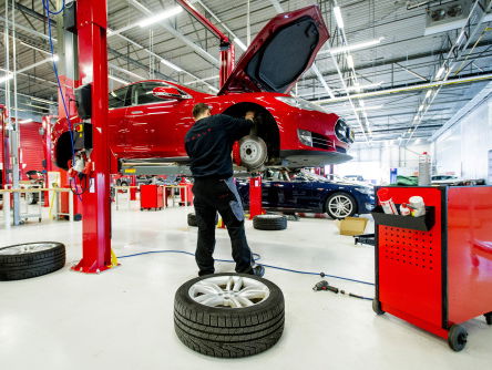 In de autogarage moeten medewerkers nog vol aan de bak
