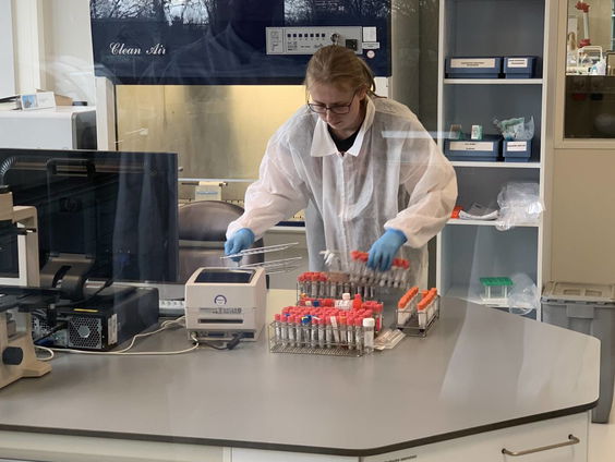 Laboratoria hebben te weinig materiaal om coronatests uit te voeren