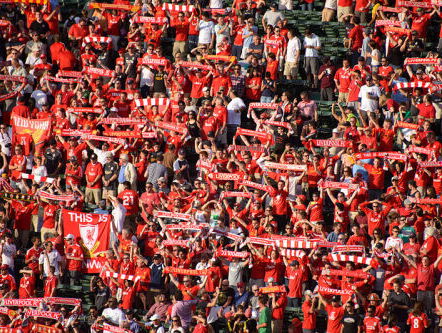 Voetbalsupporters Thea en Jildou bevinden zich in mannenbolwerk