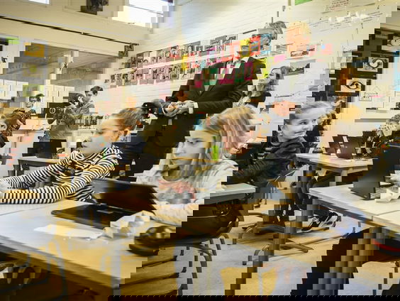 Stand.nl: Al het onderwijs moet na de zomervakantie terug naar normaal