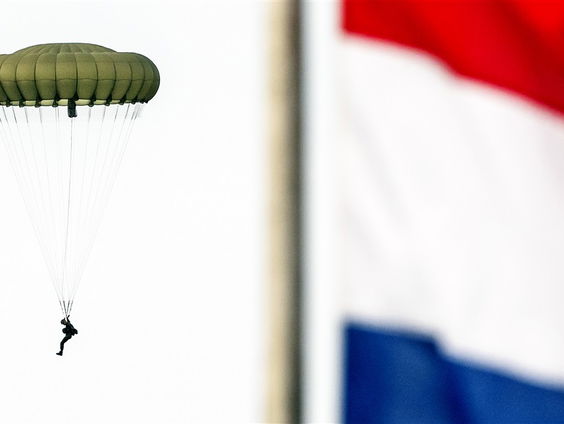 Nelly (92) doet parachutesprong om geld in te zamelen voor ptss-veteranen