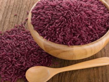 Paarse rijst op je bord