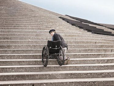Filmmaker Mari Sanders trekt in zijn rolstoel door het land