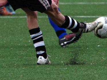 Feit of Fictie: een voetbal op kunstgras