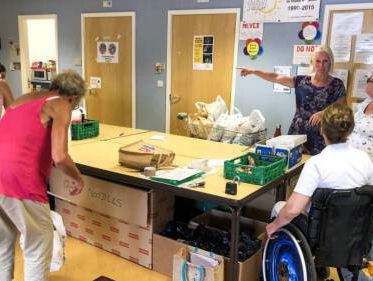 Britse verpleegkundigen eten in Corona-times van de voedselbank