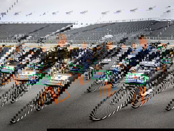 Een ritje op de fiets over het Formule-1 circuit voordat de auto's mogen