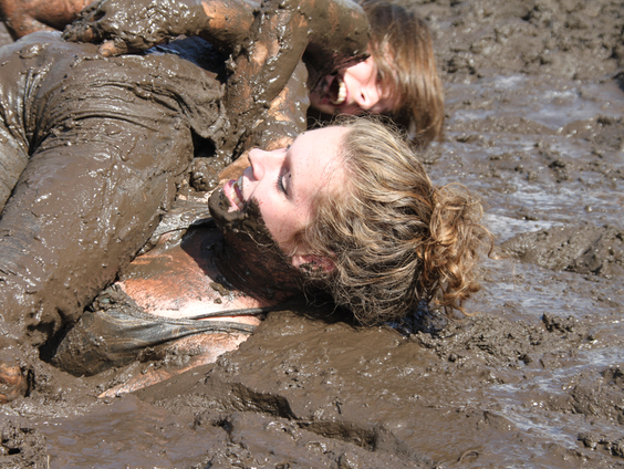 Lenna legt uit waarom iedereen stiekem wil modderworstelen