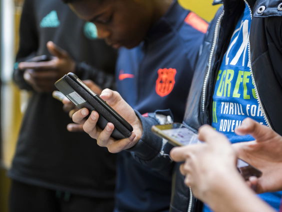 Jongeren verdienen meer en komen toch geld tekort