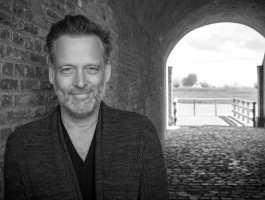 Schrijver Erik Jan Harmens schrijft in zijn nieuwe roman over leven in het licht