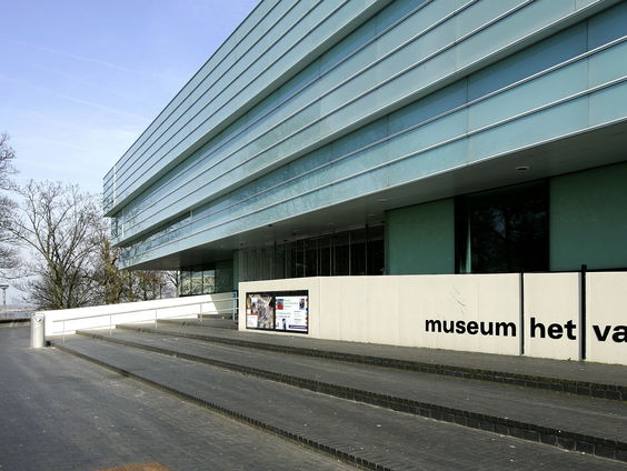 Metaaldetector-amateurs graven oud wagengraf op