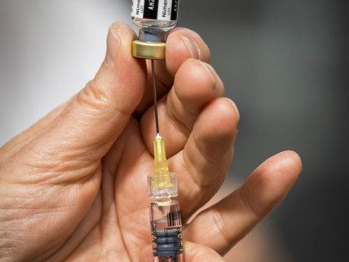 Duuk (19) komt met vaccinatie kledinglijn