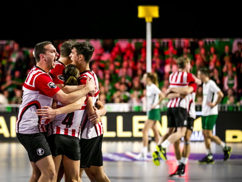 Fortuna viert feest na het winnen van de Korfbal League
