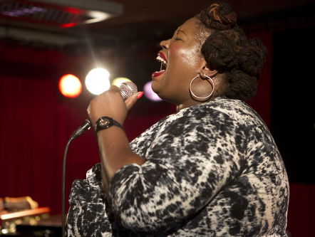 Cultuur in tijden van corona: zangeres Shirma Rouse gaf 'thuisconcert'