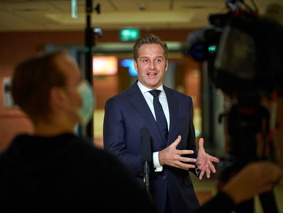 Minister Hugo de Jonge over de vervroegde vaccinaties