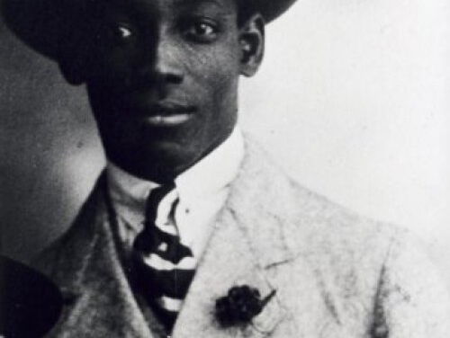 Helden op sokkels: De naakte Anton de Kom