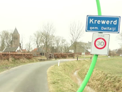 Fons Verheijen maakt een plaatje van aardbevingsdorp Krewerd