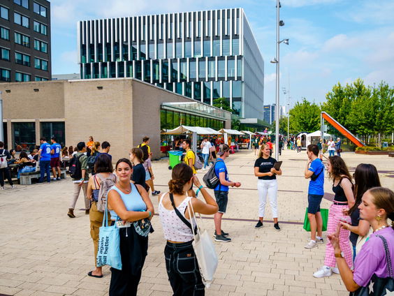 Afgestudeerden voelen de coronacrisis over vijf jaar nog steeds, meldt het CPB