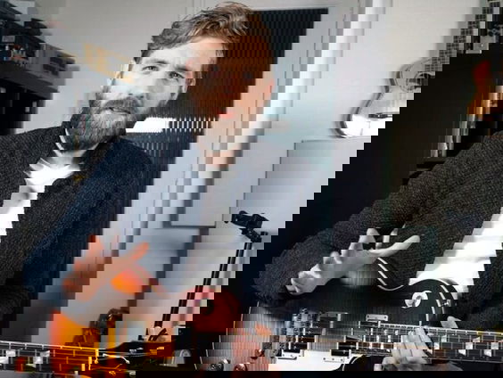 Wereldwijd leren aspirant muzikanten gitaarspelen met de Nederlandse YouTuber Paul Davids