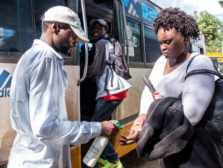 Schone handen en mondkapjes in de Keniaanse bus