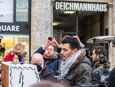 Het indrukwekkende levensverhaal van 'De Pianist van Yarmouk'