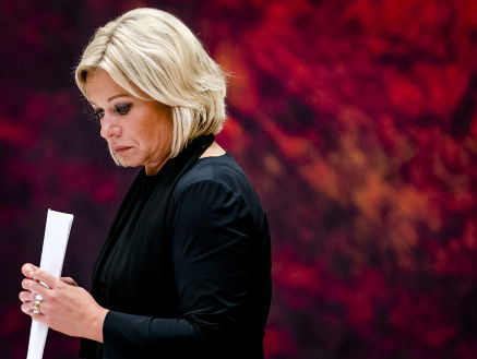 Hennis-Plasschaert treedt af
