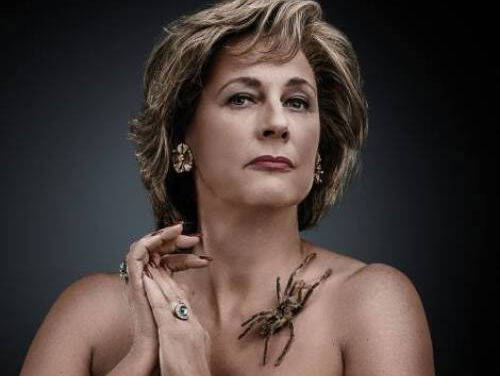 Carine Crutzen speelt Neelie Kroes