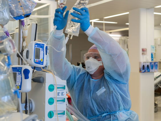 Tientallen ziekenhuizen schrappen dringende zorg vanwege coronadruk