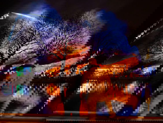 Gebouw pretpark Plaswijckpark in Rotterdam afgebrand, minderjarige aangehouden