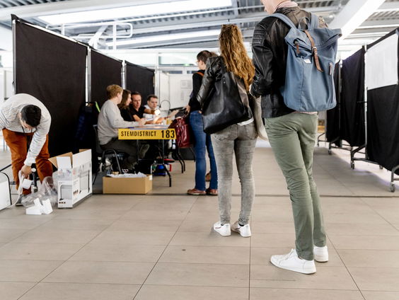 D66 en PvdA willen stembureaus twee weken eerder open voor verkiezingen