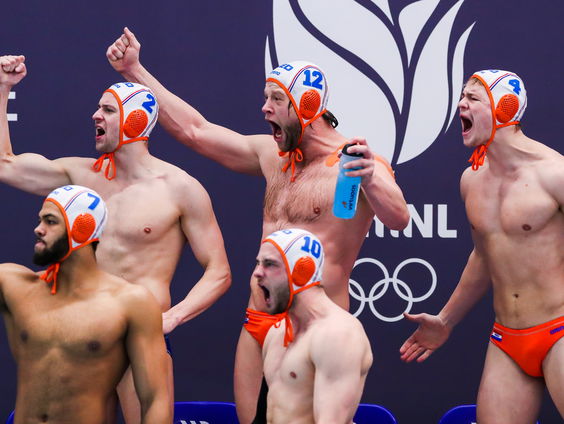 Nederlandse waterpoloërs na zinderende wedstrijd door op OKT