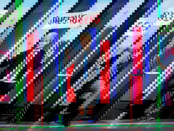 Zwevende kiezers kijken naar de lijsttrekkers in het NOS Jeugdjournaal