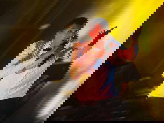 Radio DJ Studio Brussel, Eva de Roo, enthousiast over onverwacht nieuwe nummer van Stromae