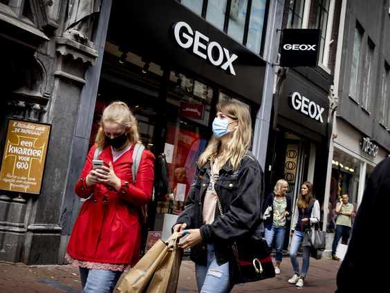 ‘Mondkapjesplicht in grote steden brevet van onvermogen van het lokale gezag’