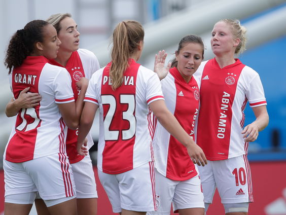 Vrouwen van Ajax schrijven geschiedenis en winnen eerste wedstrijd in de Champions League