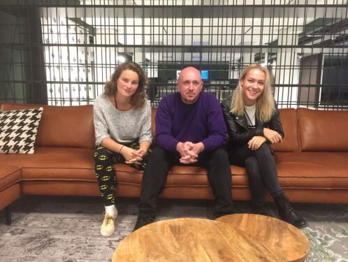 Elle Hollis en Eva van Pelt spelen tijdens Popronde