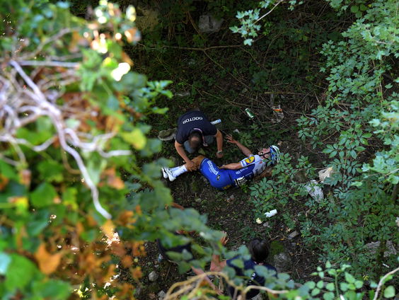 Remco Evenepoel komt hard ten val in Ronde van Lombardije