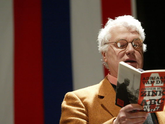Jarige Adriaan van Dis krijgt Gouden Boek cadeau
