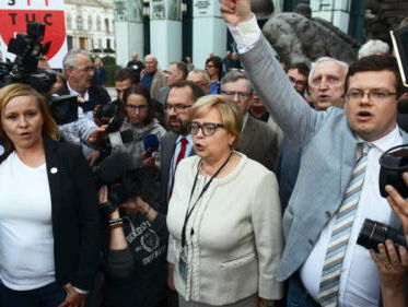 Polen draait omstreden pensionering rechters terug