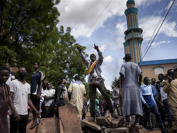 Malinezen massaal de straat op